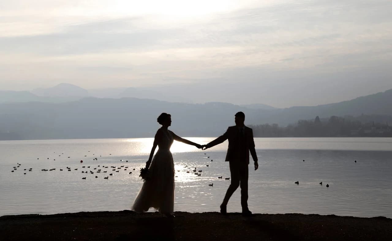 Silhouetten eines Paares am See